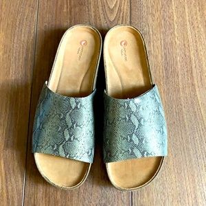 Unstructured by Clark’s snake print slide